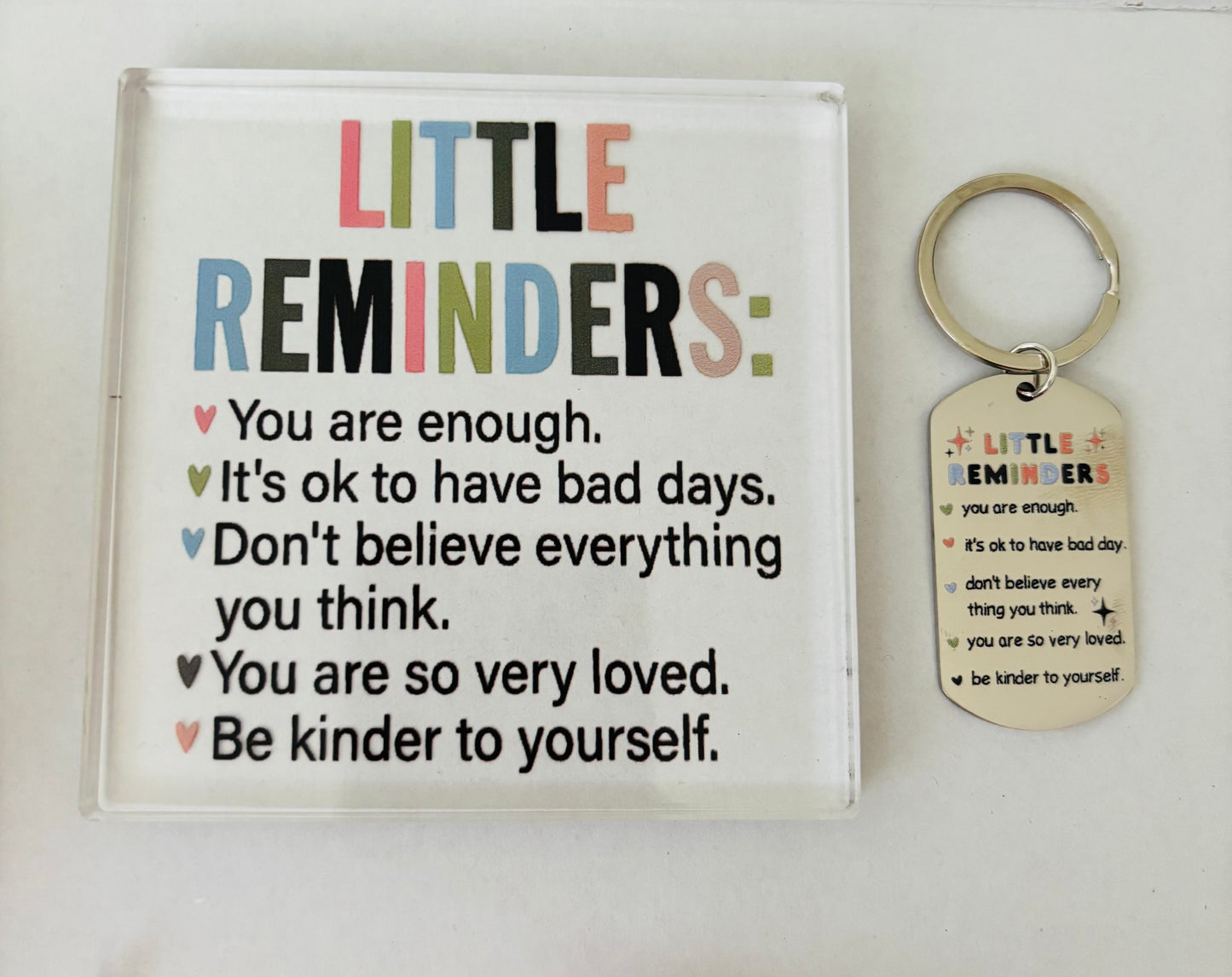 Plaque and keychain with motivational quotes on a white background