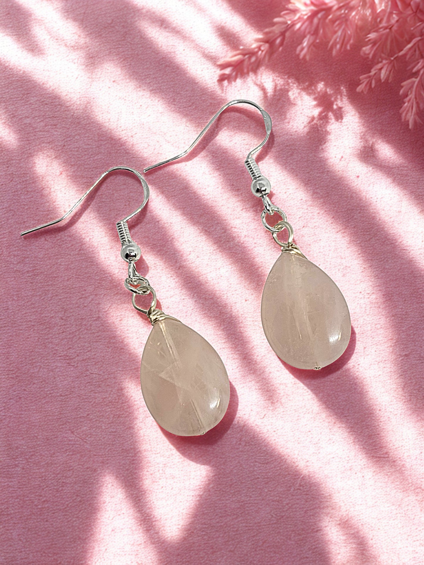 Rose quartz Teardrop-shaped earrings on a pink background