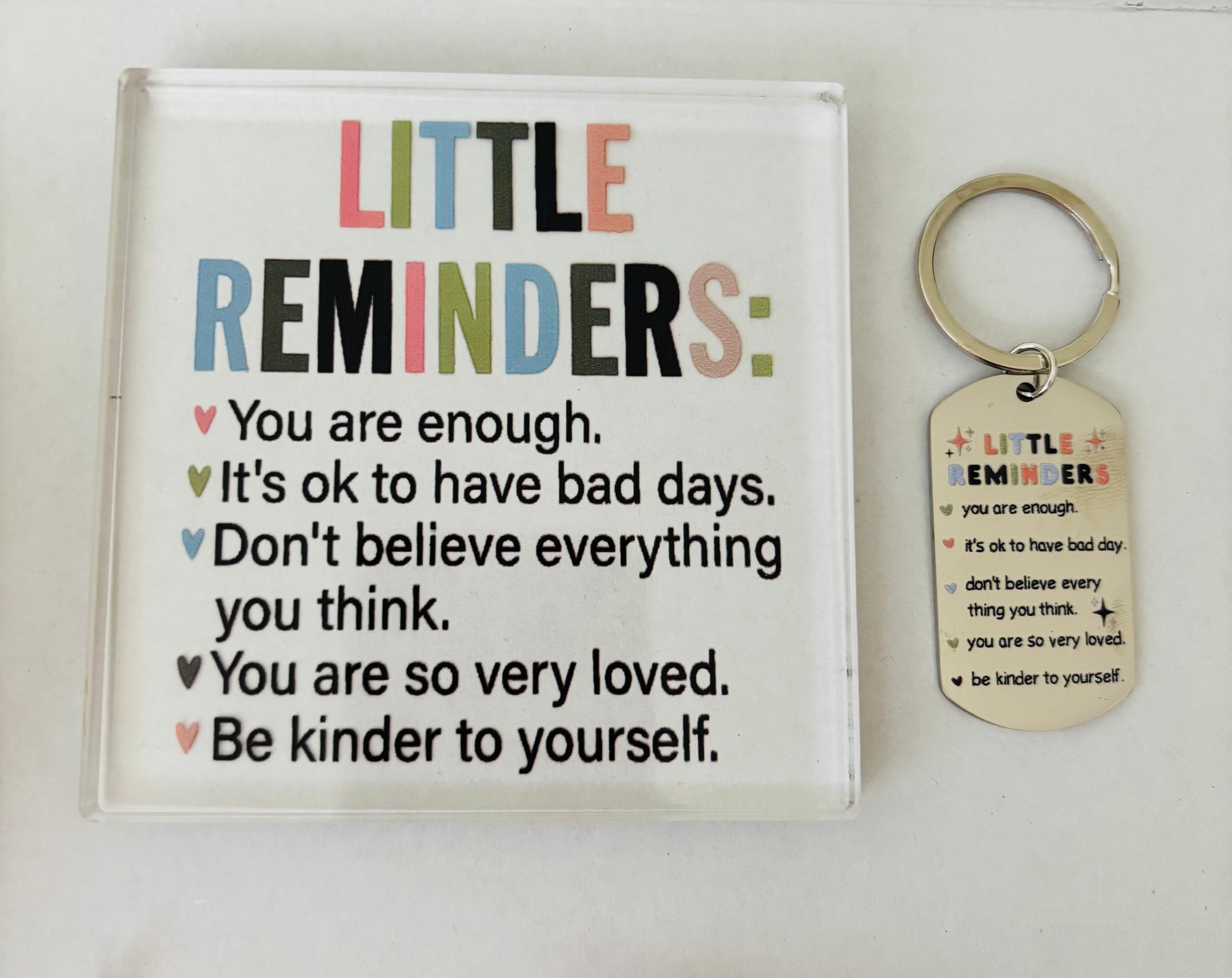 Plaque and keychain with motivational quotes on a white background